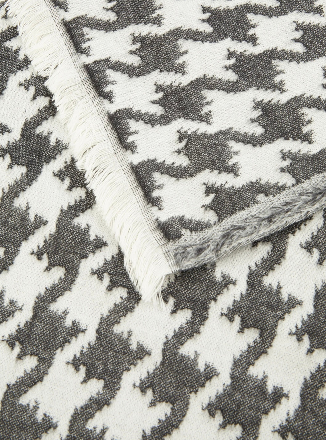 Cozy jacquard scarf with houndstooth pattern in black varied