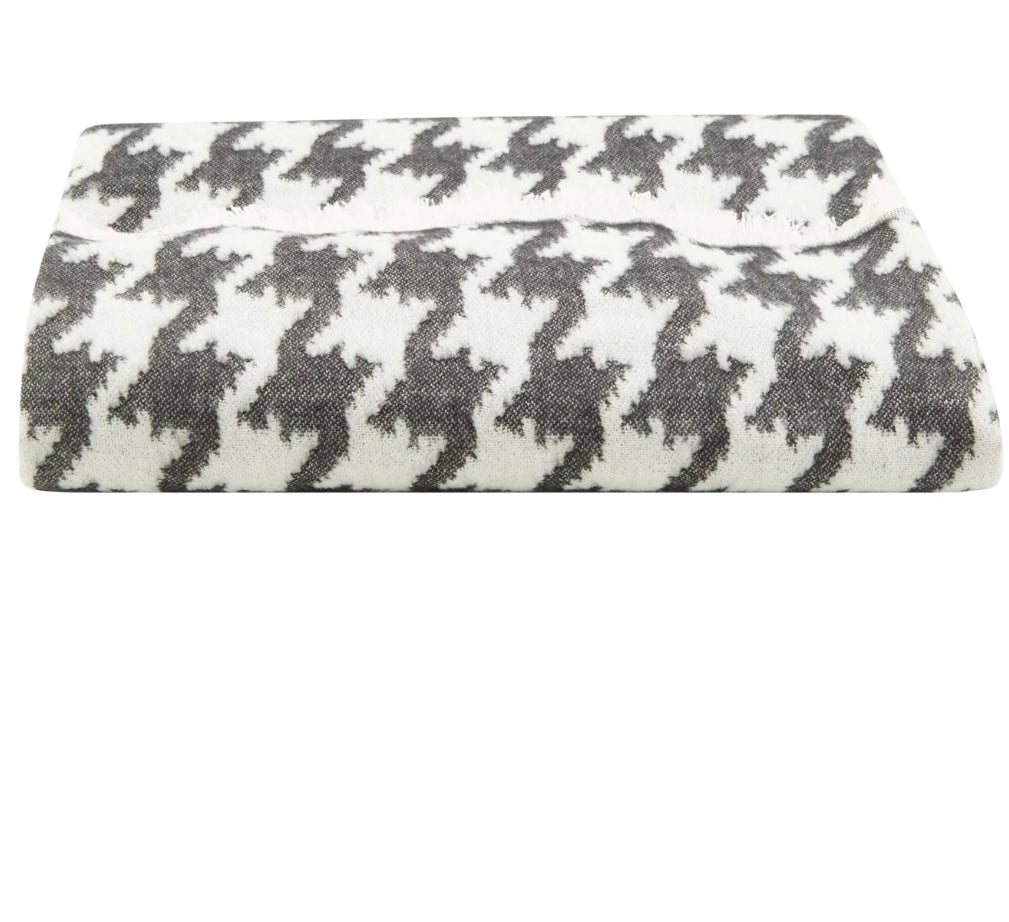 Cozy jacquard scarf with houndstooth pattern in black varied