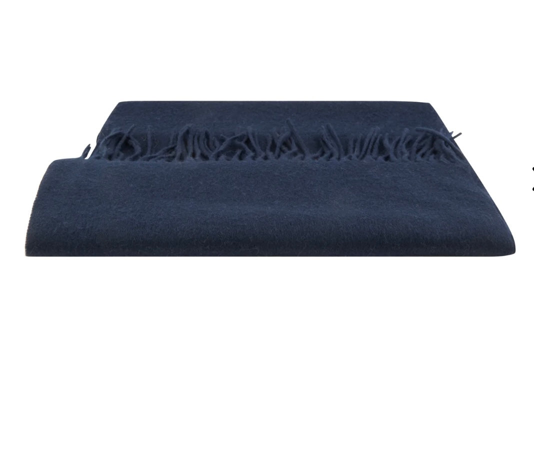 Narrow wool scarf with fringes in navy