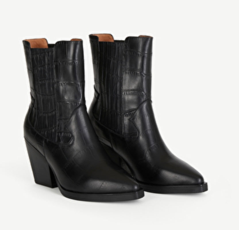 HAVAN
Black santiag boots