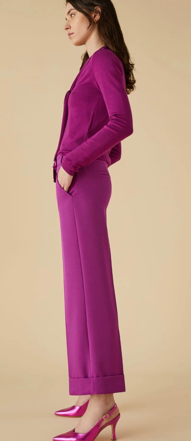 Turn-up trousers in magenta