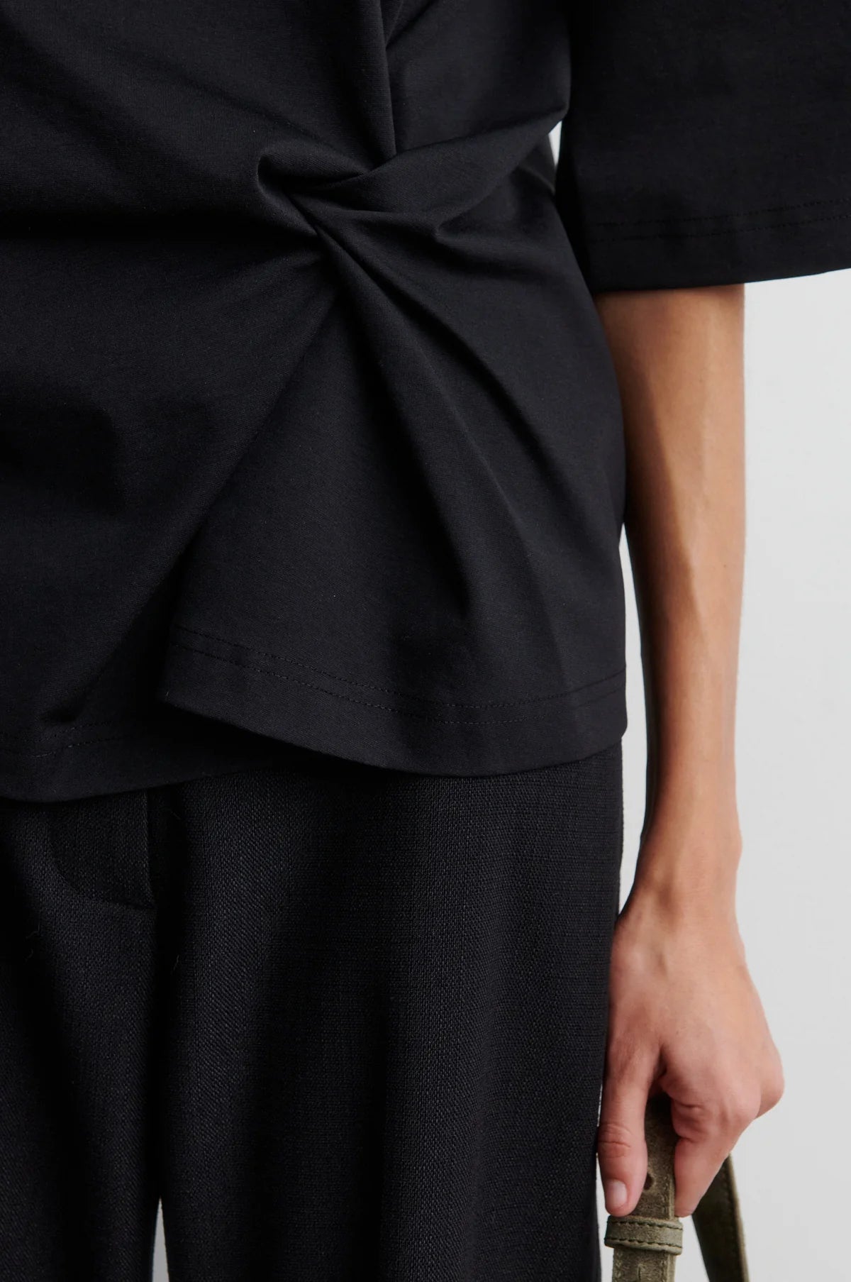 Arkai Drape Tee in black