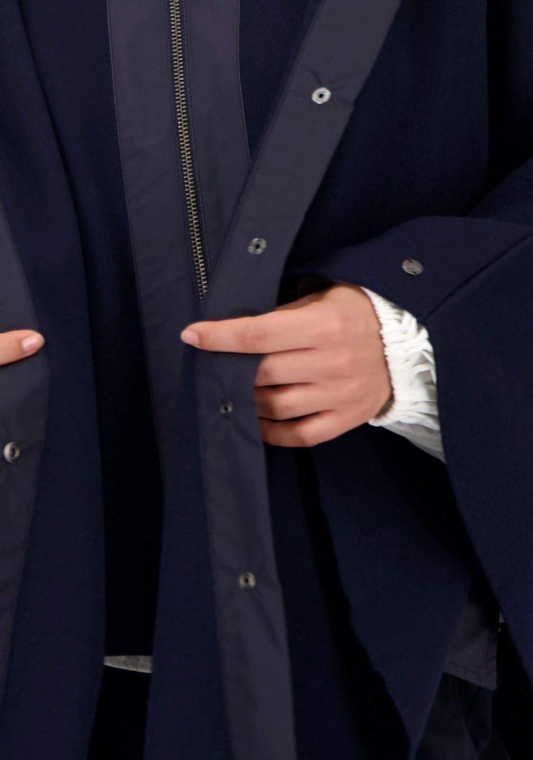 NEWDOUBLE-LAYERED CAPE WITH HOOD
COLOR: Night sky