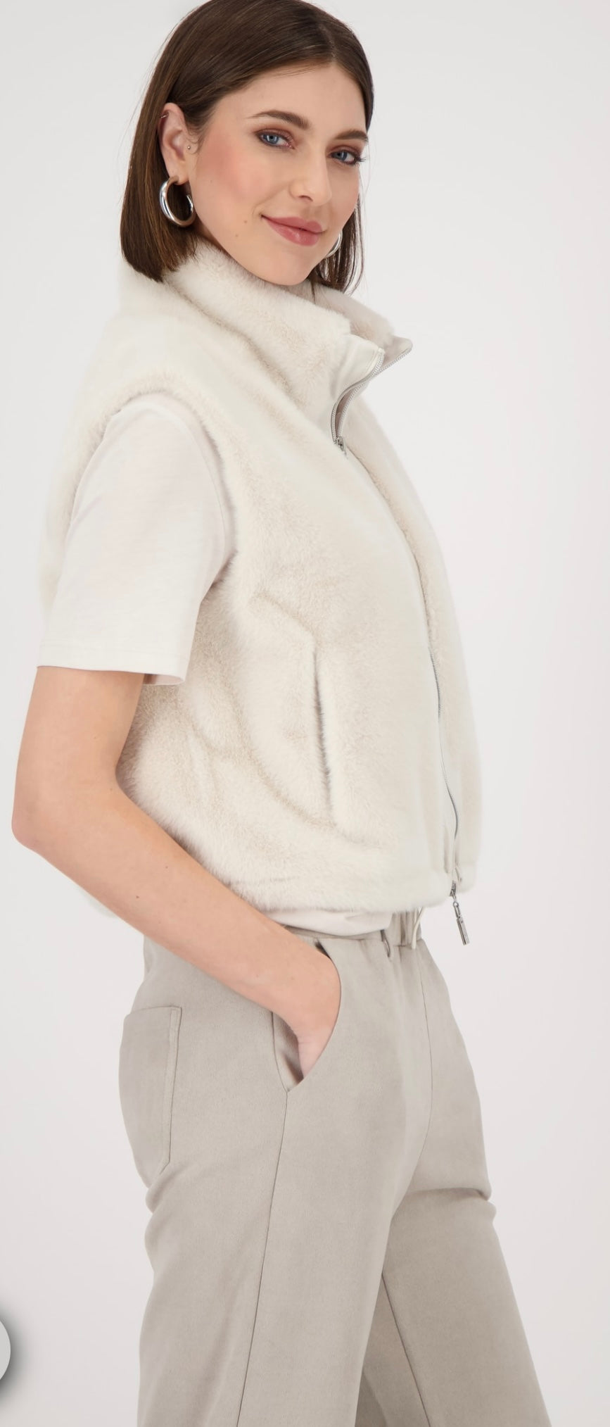 FUR WAISTCOAT WITH ELASTICATED WAISTBAND
COLOR:Oat milk