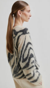 Zarah Knit O-Neck in trench coat