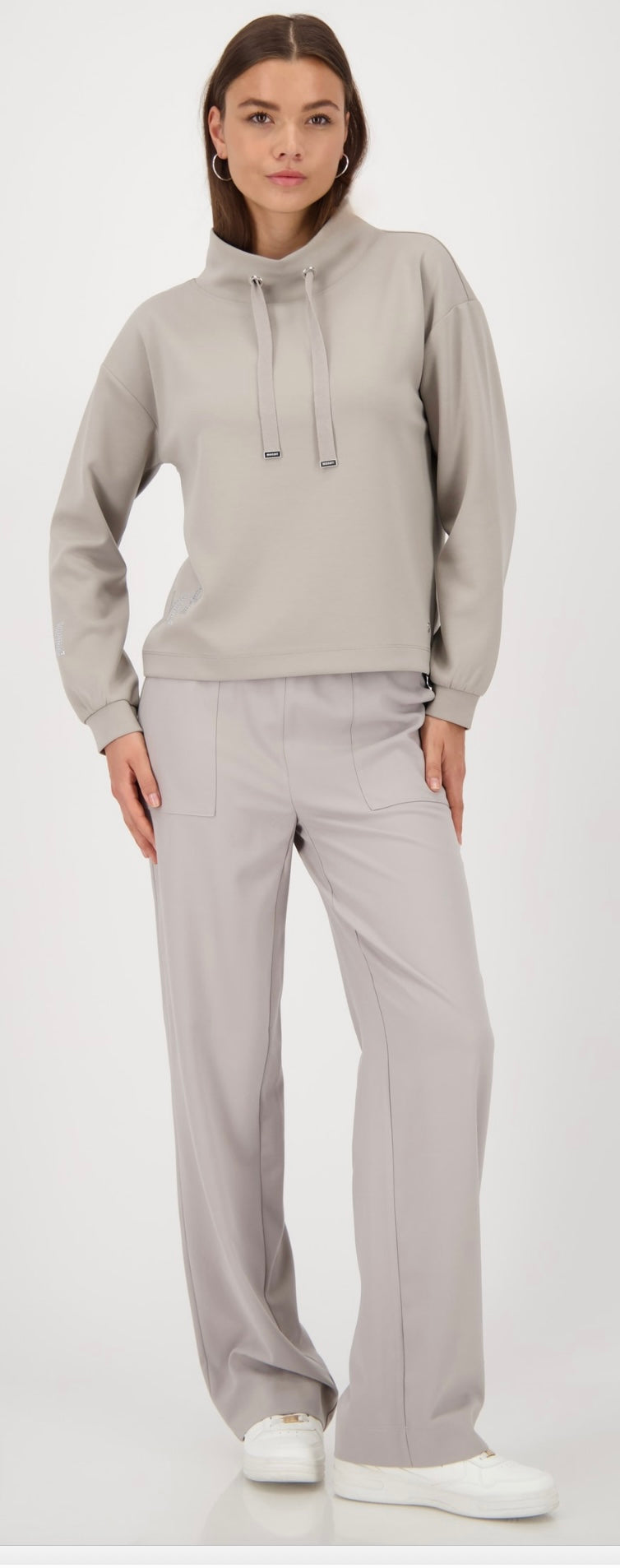 SWEATSHIRT WITH JEWELLERY DETAIL
COLOR:Greige