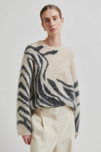 Zarah Knit O-Neck in trench coat