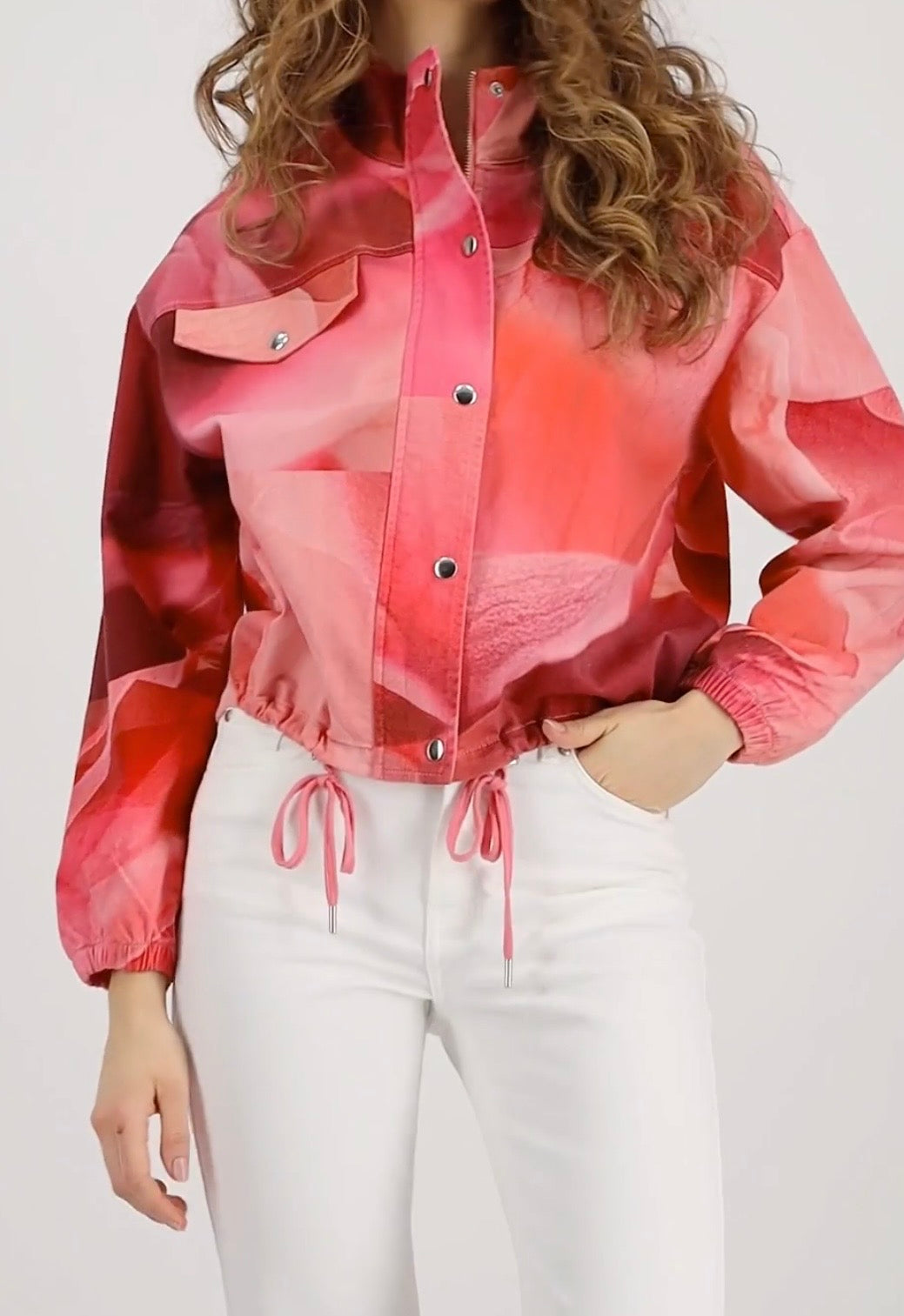 NEW JACKET WITH ALLOVER PATTERN
COLOR: Spring flower pattern