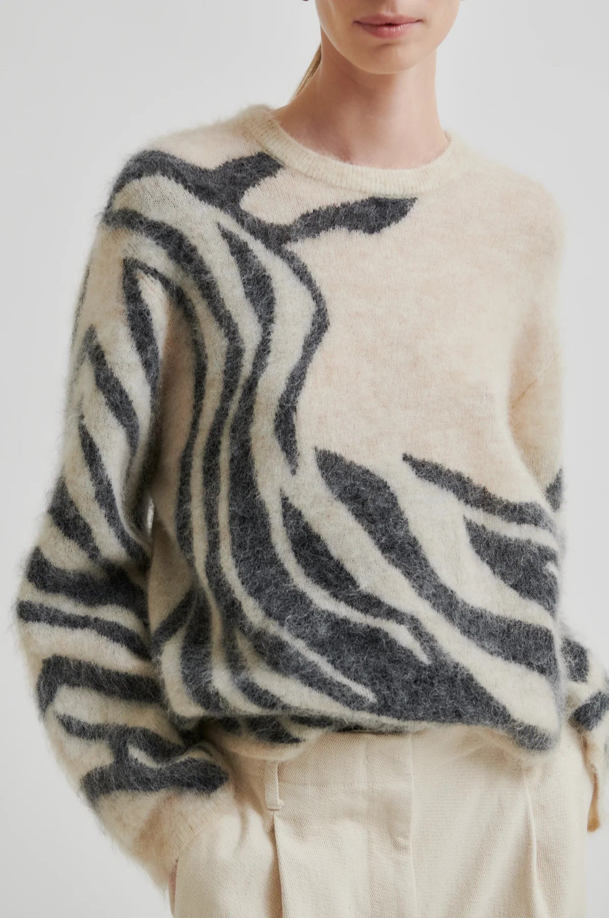 Zarah Knit O-Neck in trench coat