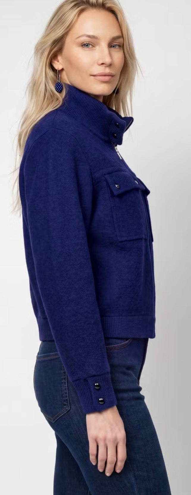 CARDIGAN WITH FLAP POCKETS
COLOR: Classic navy