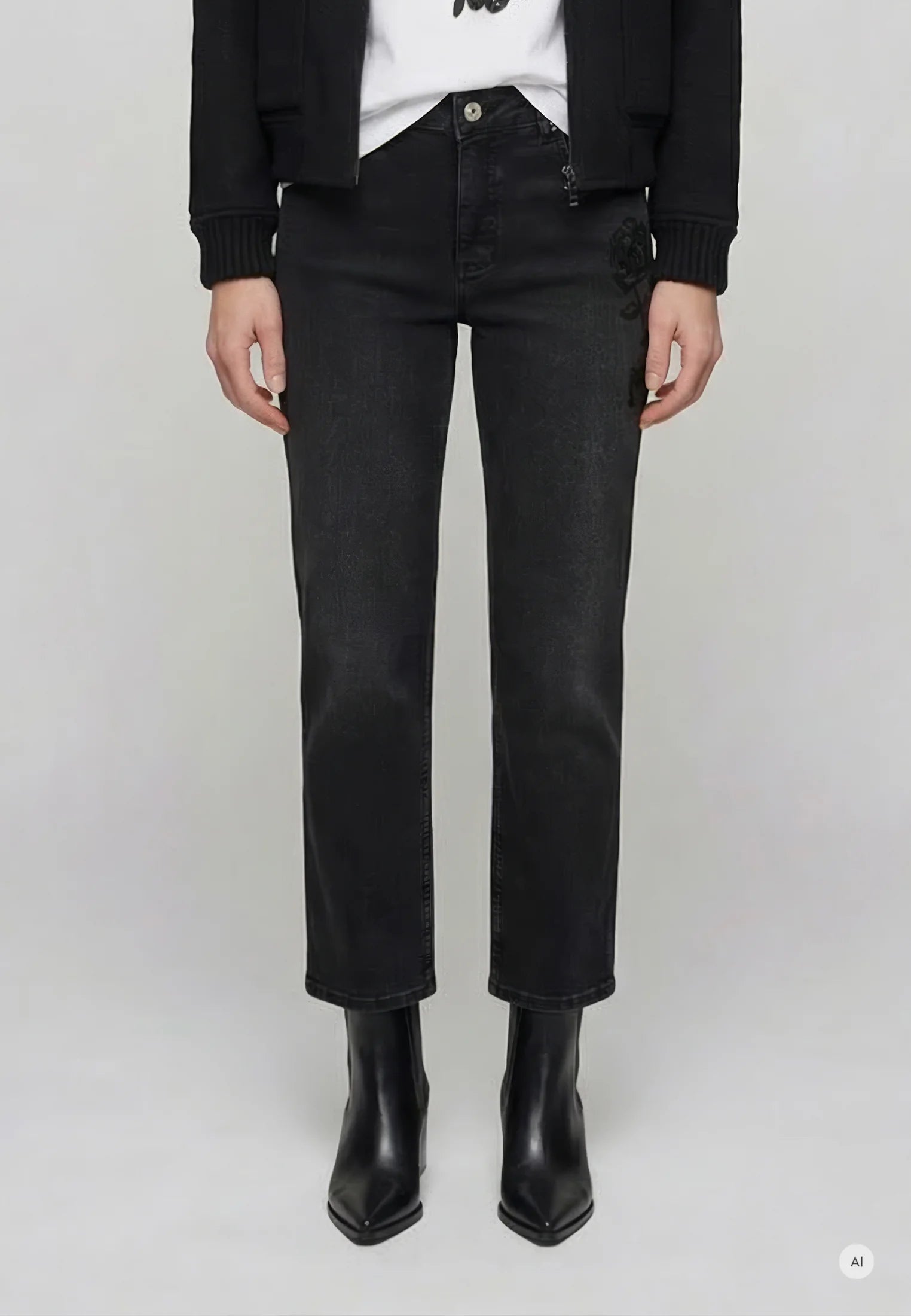 Boyfriend jeans with cord embroidery