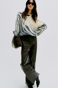 Zarah Knit O-Neck in trench coat