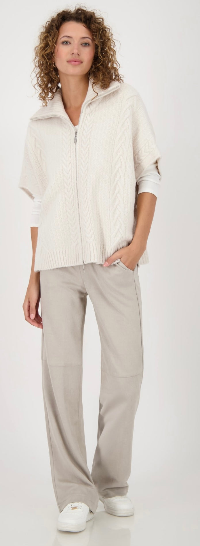 KNITTED CAPE WITH CABLE PATTERN
COLOR: Oat milk