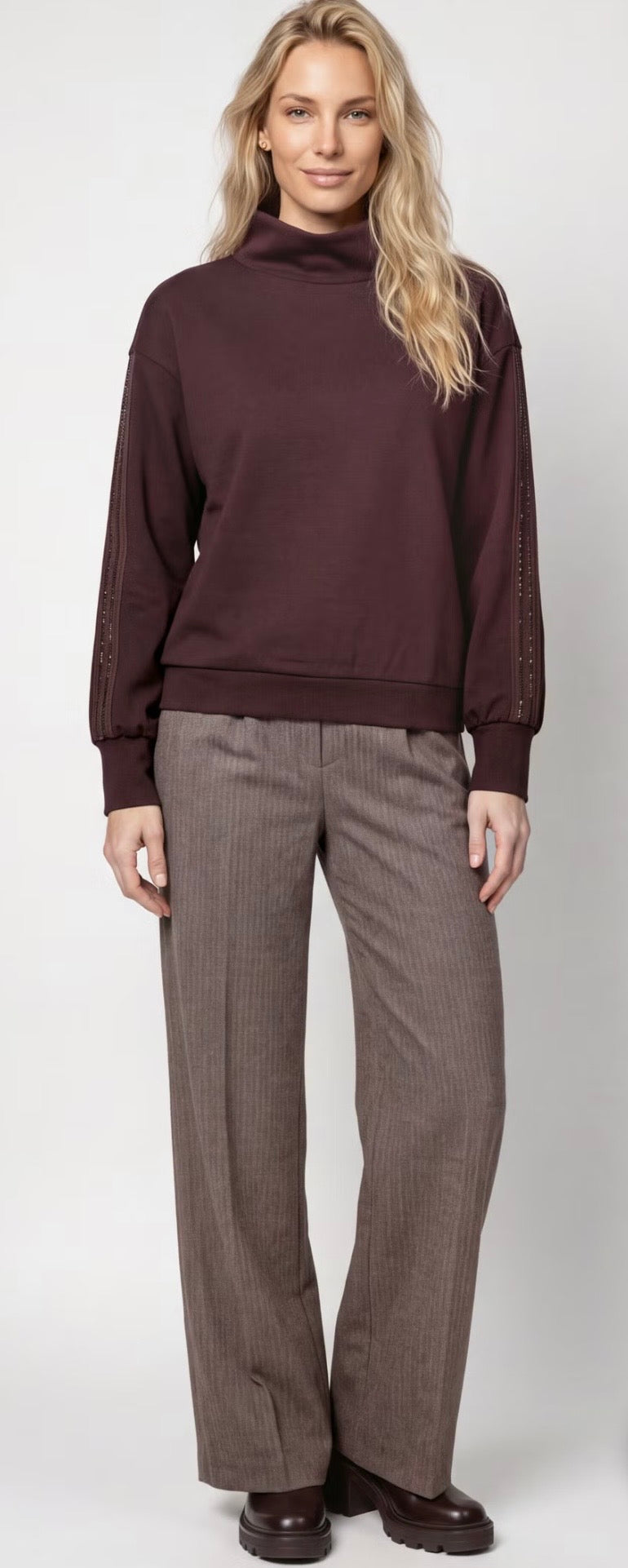 NEW-SWEATSHIRT WITH STRIPES
COLOR: Dark brown