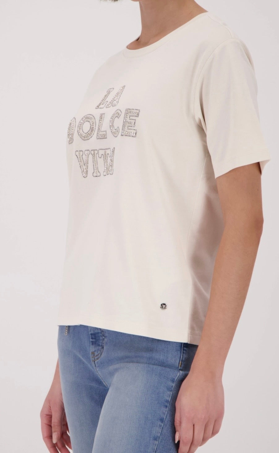 NEWT-SHIRT WITH DECORATIVE LETTERING
COLOR: Champagne beige