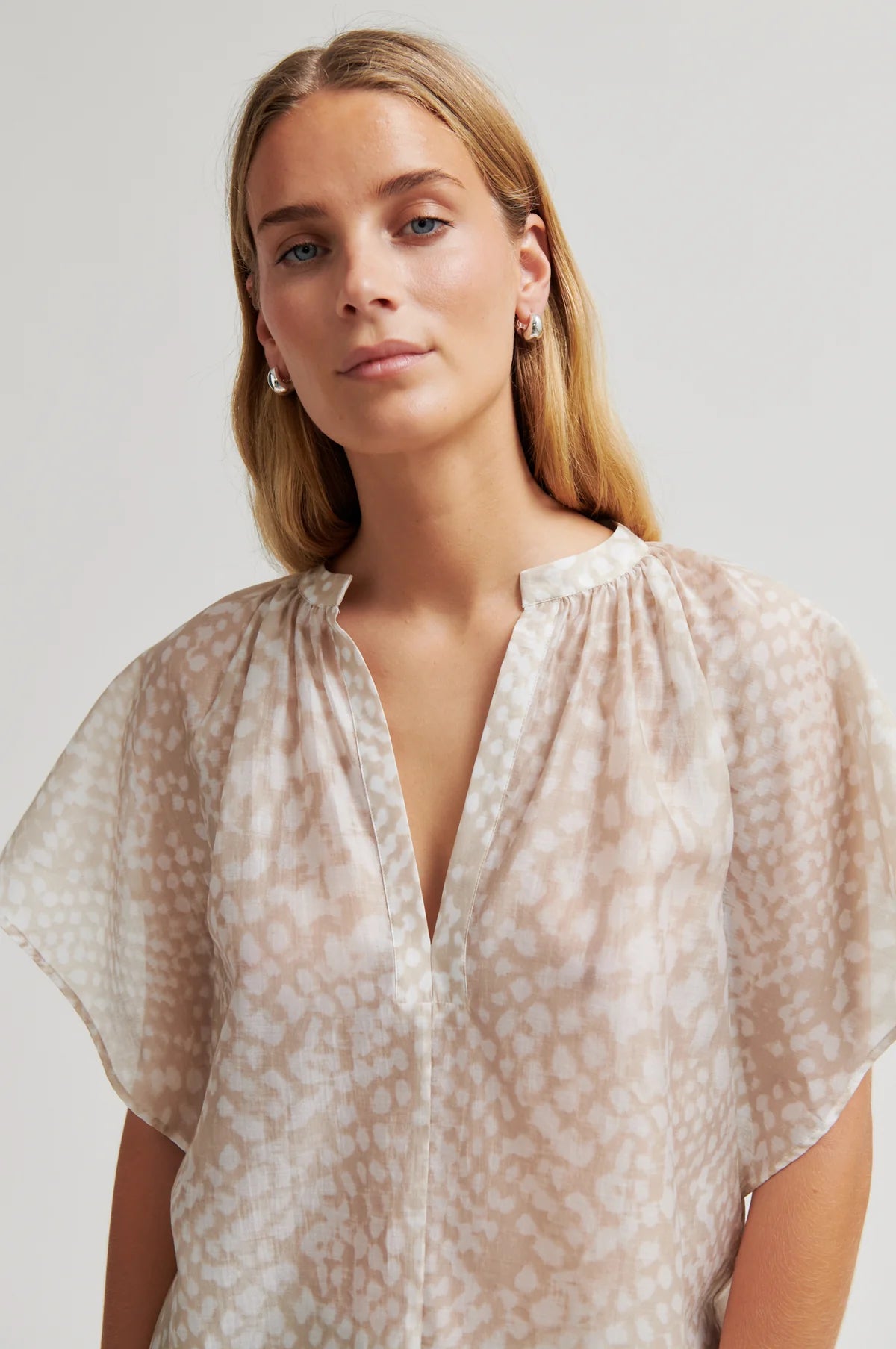 Shades Blouse in plaza taupe