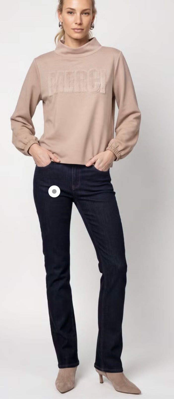 NEW SWEATSHIRT WITH FUR APPLICATION
COLOR: Sesame