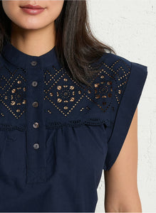 Ludy
Embroidered blouse with buttons