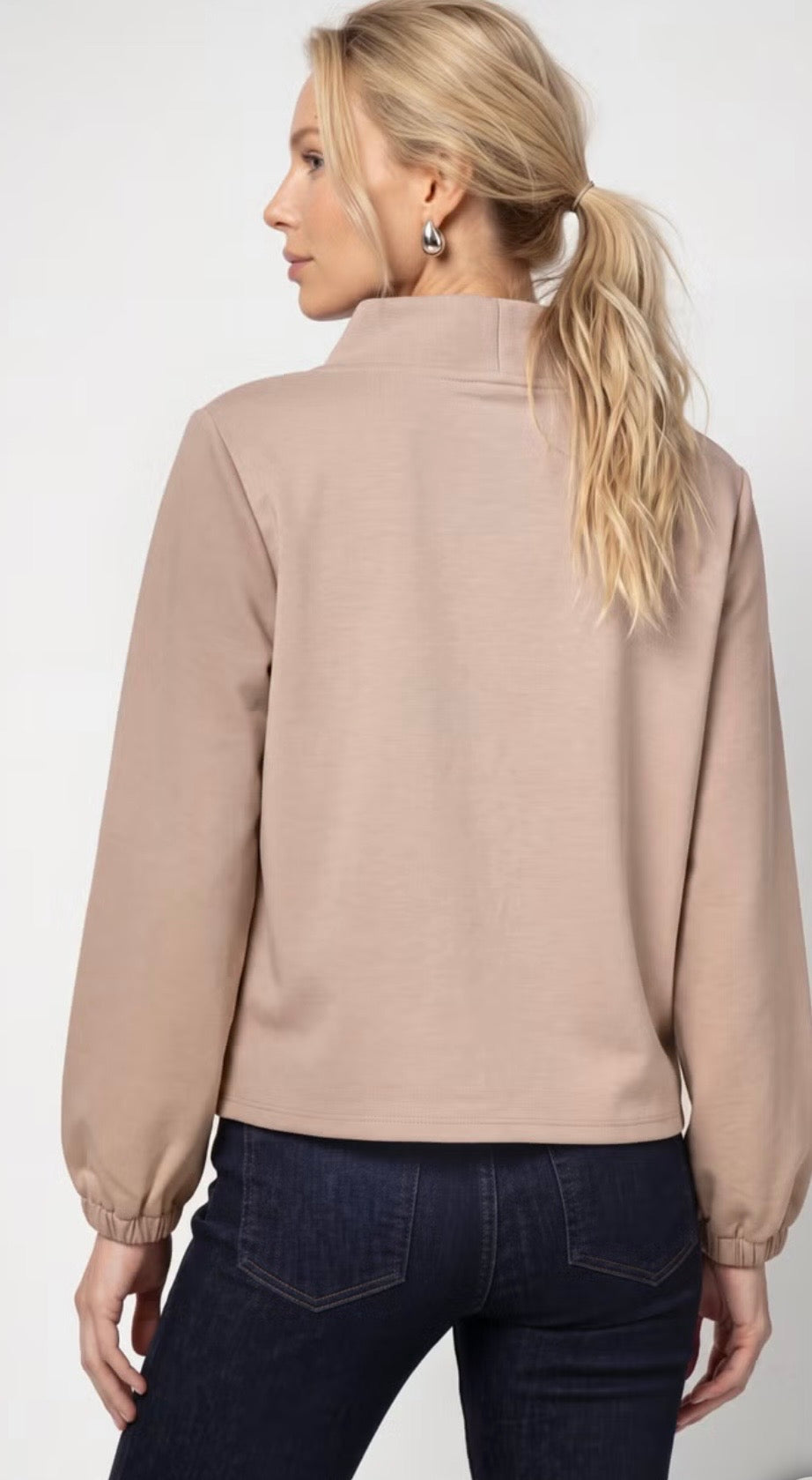 NEW SWEATSHIRT WITH FUR APPLICATION
COLOR: Sesame