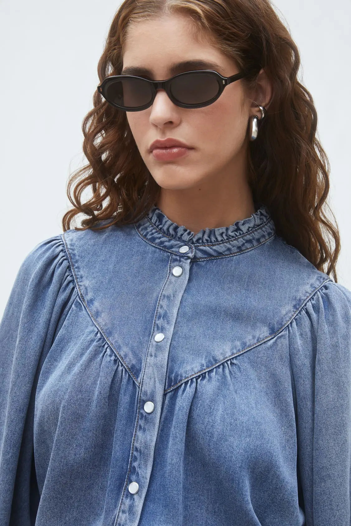 Louise
Buttoned denim blouse