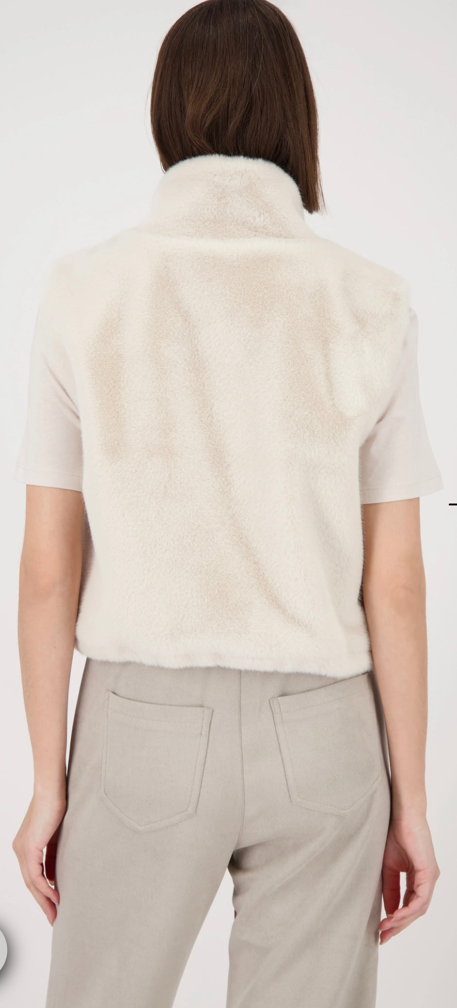 FUR WAISTCOAT WITH ELASTICATED WAISTBAND
COLOR:Oat milk