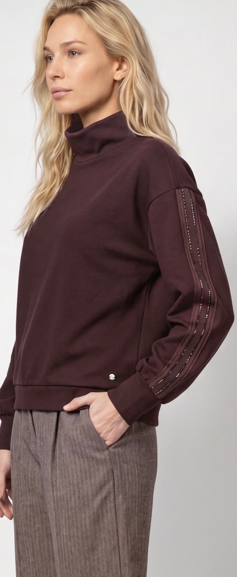 NEW-SWEATSHIRT WITH STRIPES
COLOR: Dark brown