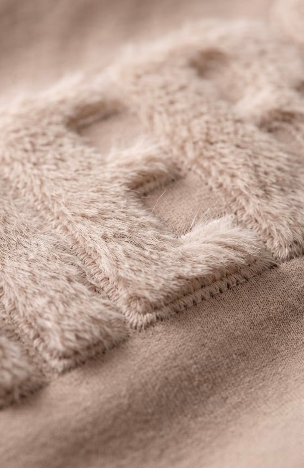 NEW SWEATSHIRT WITH FUR APPLICATION
COLOR: Sesame