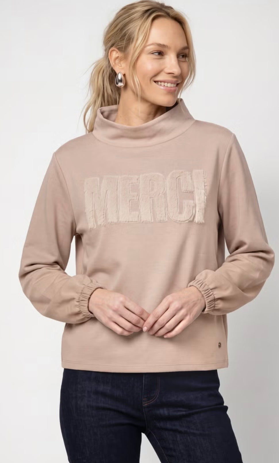 NEW SWEATSHIRT WITH FUR APPLICATION
COLOR: Sesame