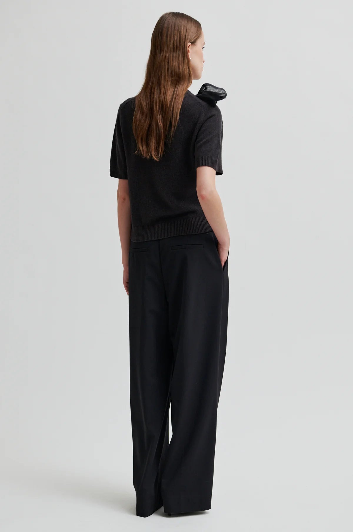 Leara Knit O-Neck in black sand