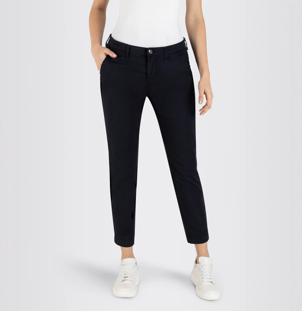 CHINO TURN UP
TURNED-UP CHINO WITH CREASES in navy blue