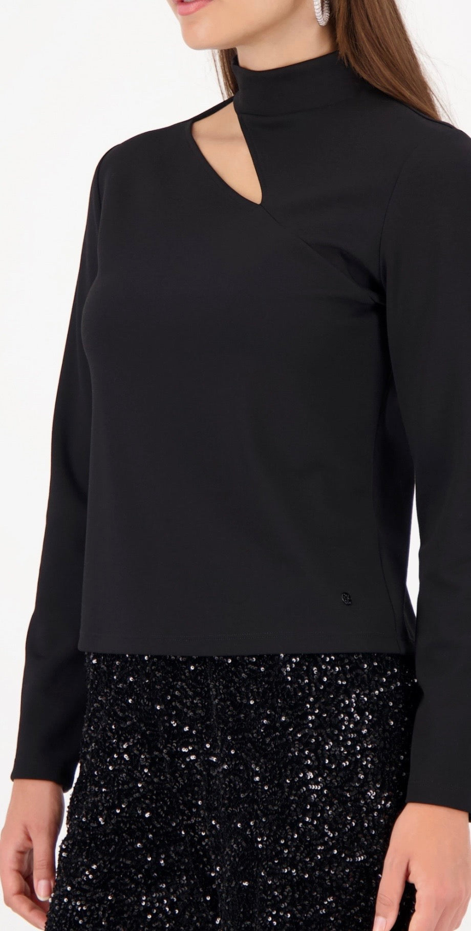 NEWSWEATSHIRT WITH CUT OUT
COLOR: Black