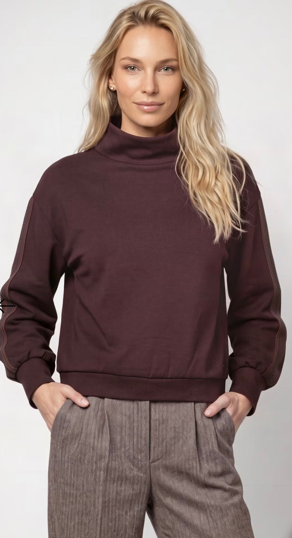 NEW-SWEATSHIRT WITH STRIPES
COLOR: Dark brown