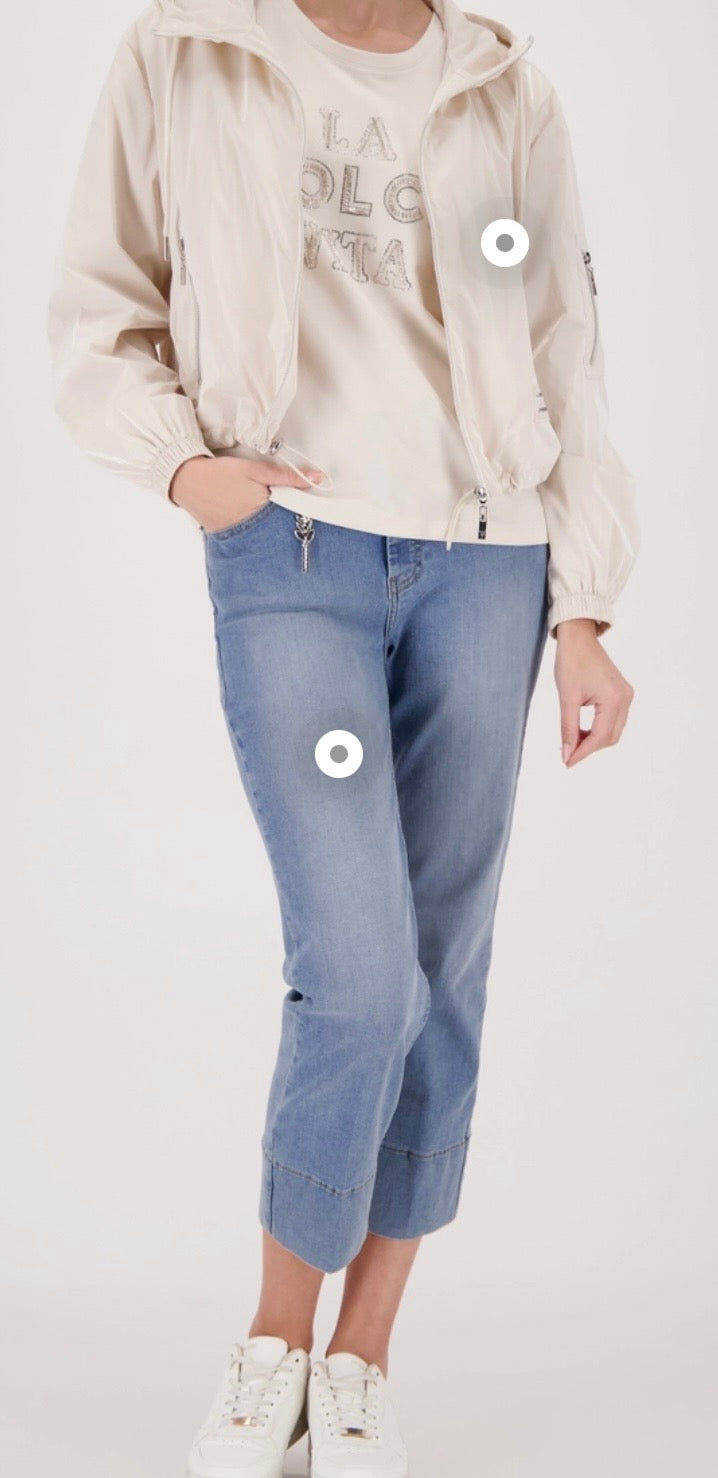 NEWT-SHIRT WITH DECORATIVE LETTERING
COLOR: Champagne beige