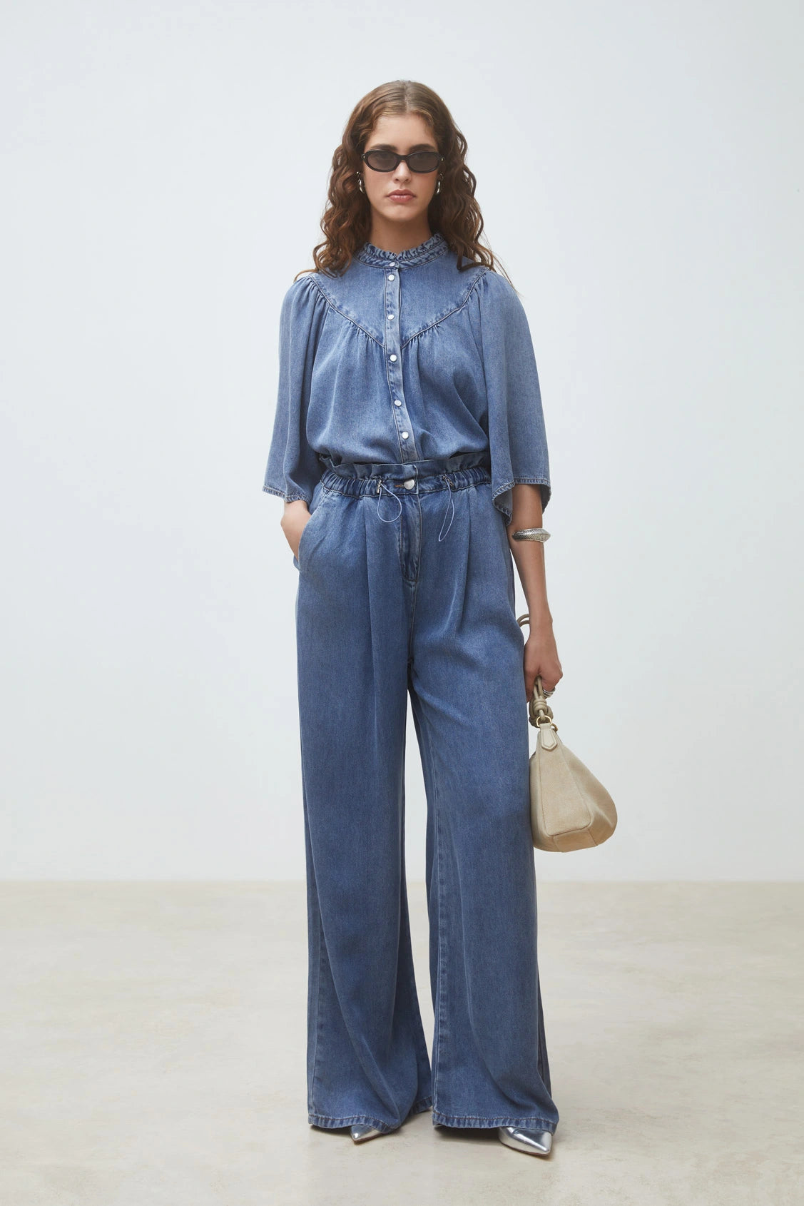 Louise
Buttoned denim blouse
