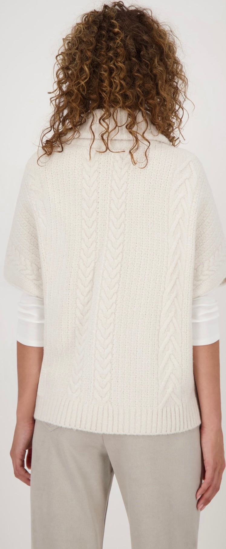 KNITTED CAPE WITH CABLE PATTERN
COLOR: Oat milk