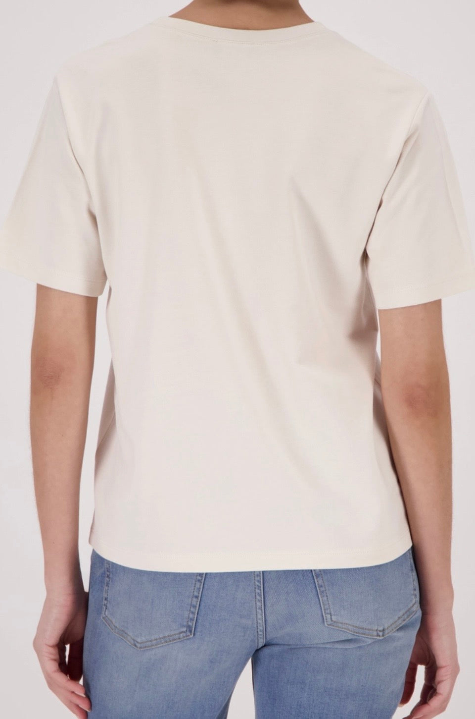 NEWT-SHIRT WITH DECORATIVE LETTERING
COLOR: Champagne beige