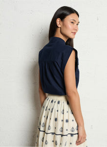 Ludy
Embroidered blouse with buttons