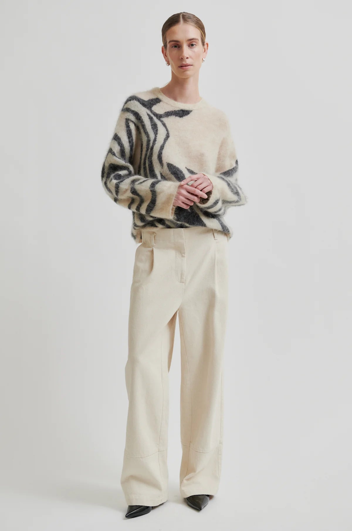 Zarah Knit O-Neck in trench coat