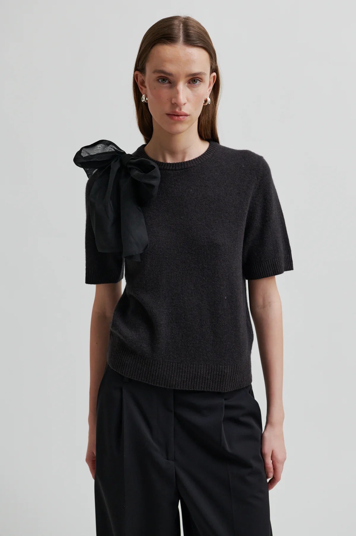 Leara Knit O-Neck in black sand