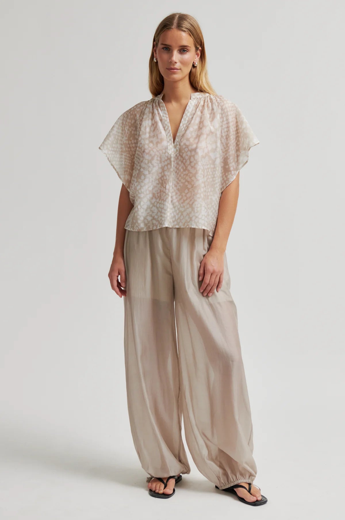 Shades Blouse in plaza taupe
