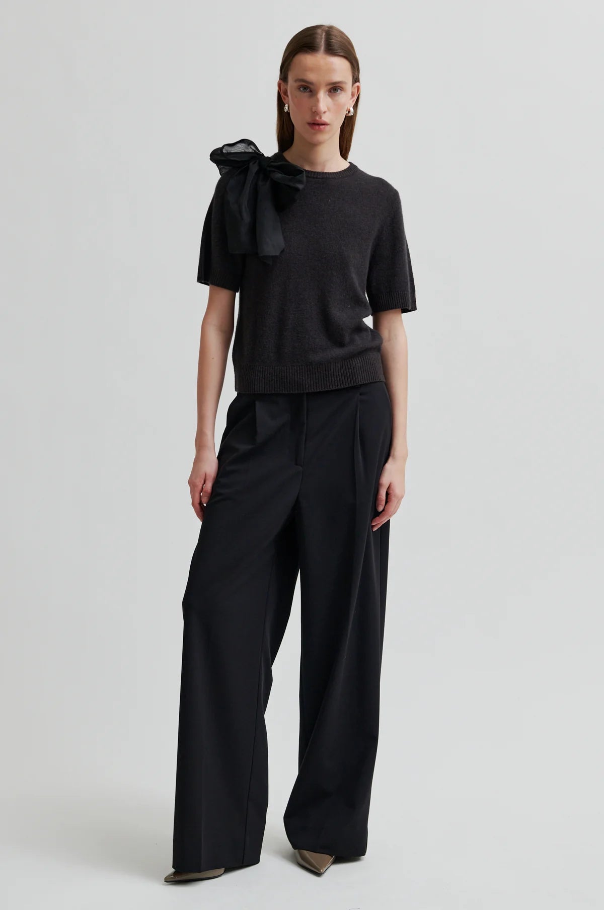 Leara Knit O-Neck in black sand