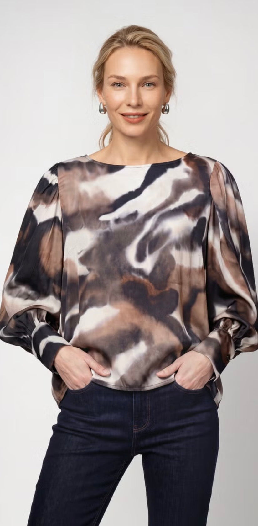 NEW-BLOUSE WITH TIE-DYE PATTERN
COLOR: Chocolate brown pattern