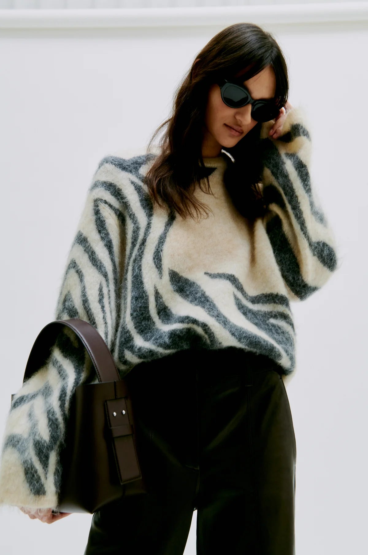 Zarah Knit O-Neck in trench coat