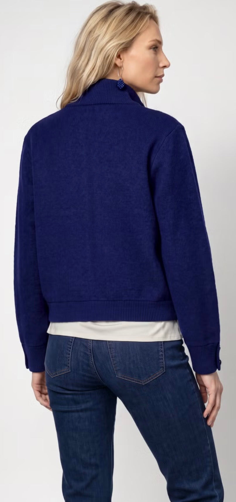 CARDIGAN WITH FLAP POCKETS
COLOR: Classic navy