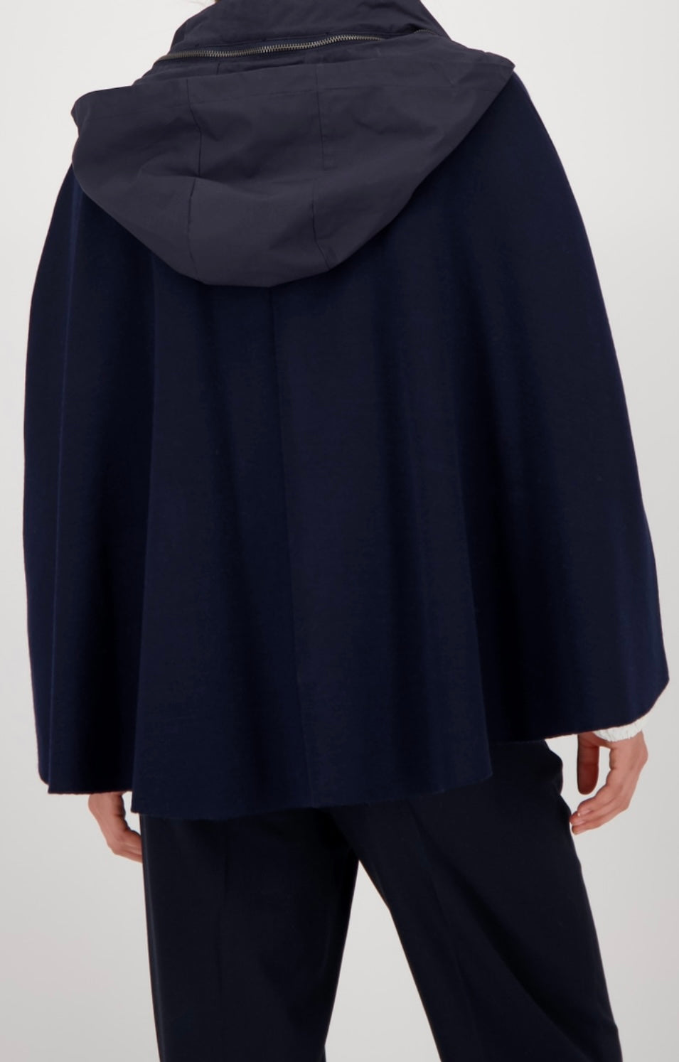 NEWDOUBLE-LAYERED CAPE WITH HOOD
COLOR: Night sky