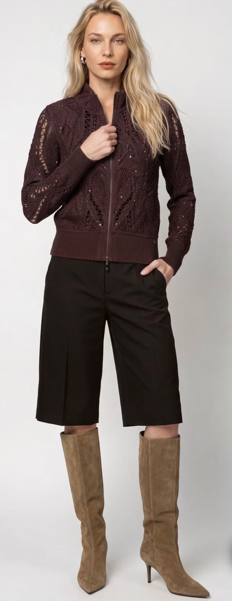 NEW CARDIGAN WITH CORNELLY PATTERN
COLOR: Black coffee