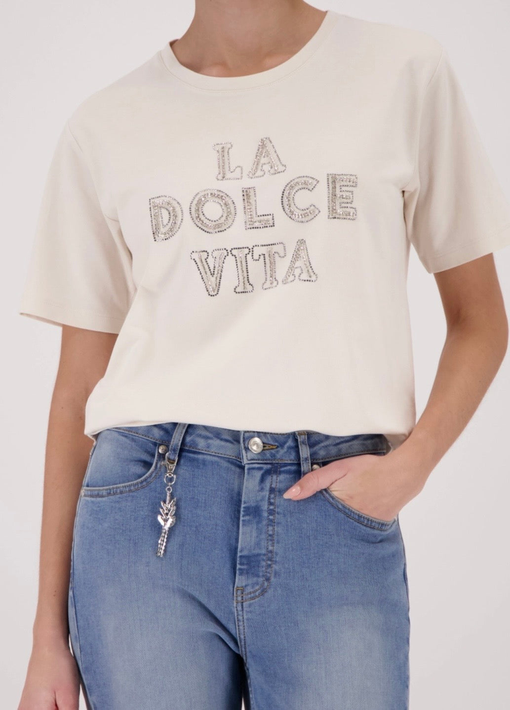 NEWT-SHIRT WITH DECORATIVE LETTERING
COLOR: Champagne beige