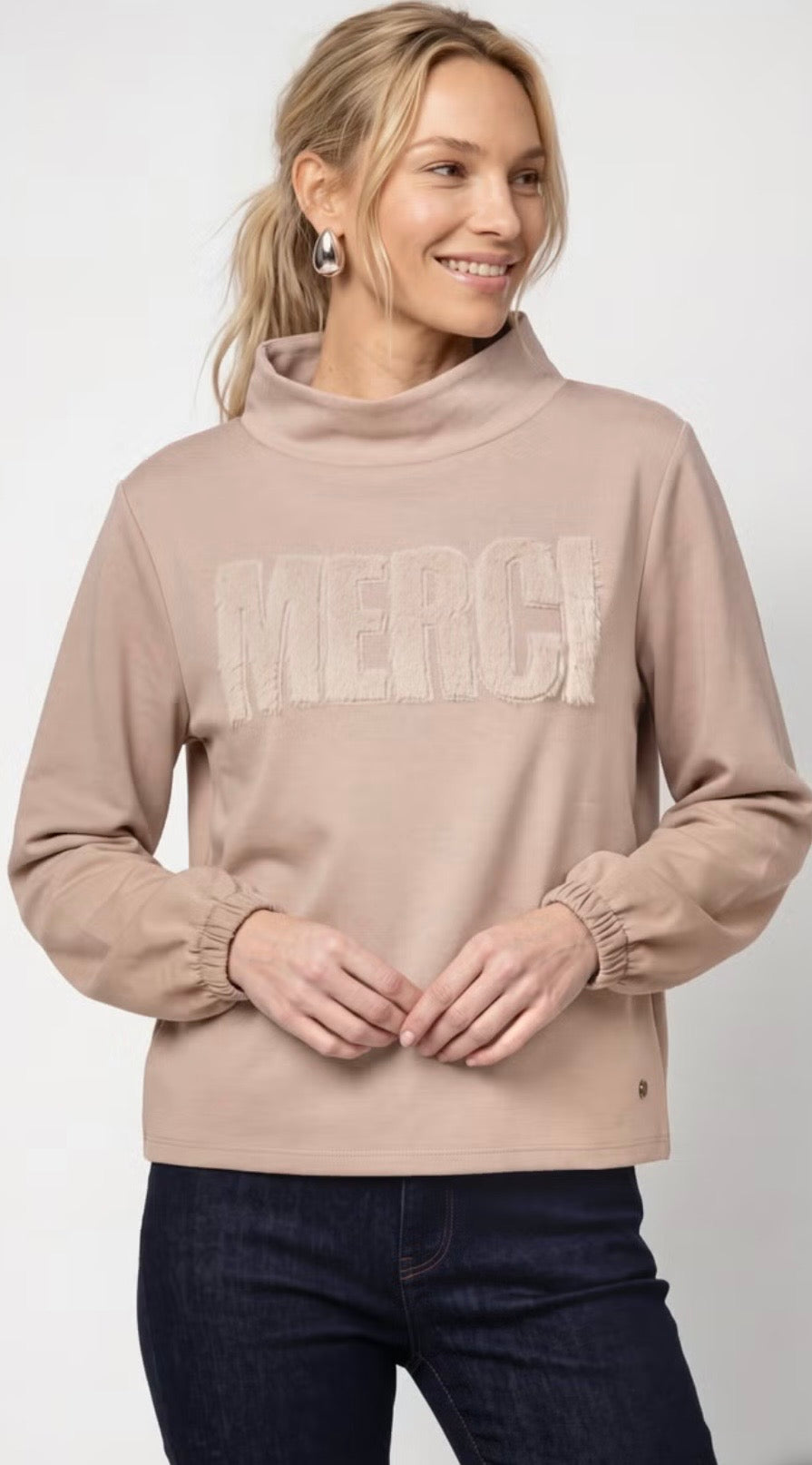 NEW SWEATSHIRT WITH FUR APPLICATION
COLOR: Sesame