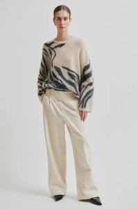 Zarah Knit O-Neck in trench coat