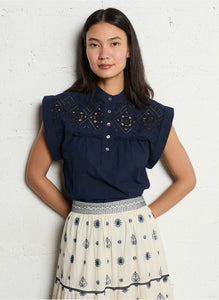 Ludy
Embroidered blouse with buttons